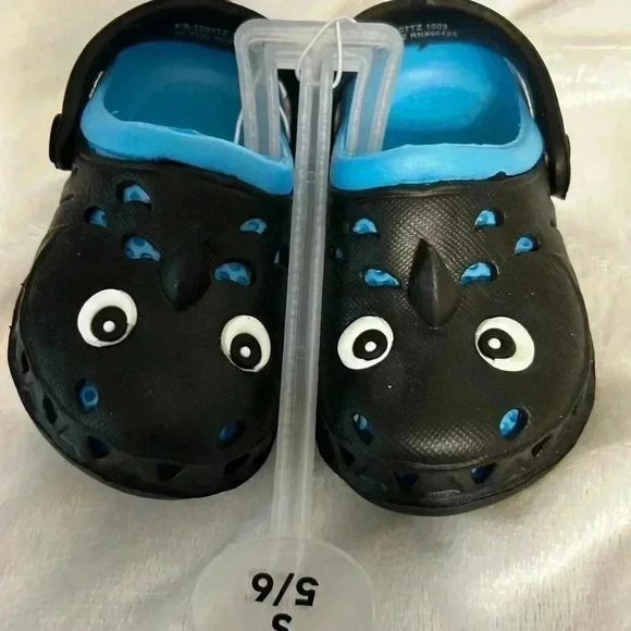 Toddler shark clogs. New. Size 4-5‎ - Picture 5 of 7